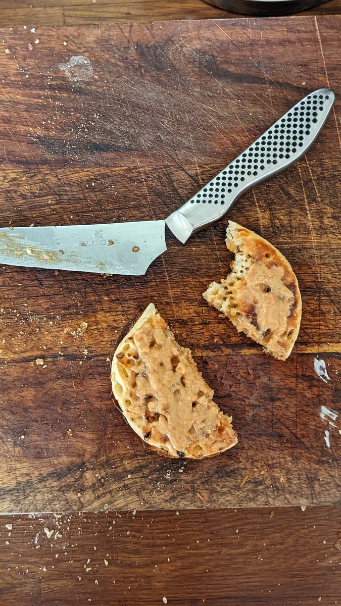 Well it looks like my <a href="/IKEAUK/">IKEA UK</a> knives have out lasted my <a href="/globalknives_uk/">Global Knives UK</a> - I only went to cut me crumpets 🤦🏾‍♂️