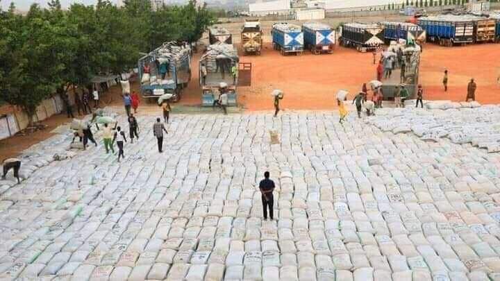 alabiopeyemiola's tweet photo. Those who said there were wooden structures embedded in the rice pyramids and gladly shared the pictures can now go-ahead and bury their faces in shame.

The making of rice pyramids https://t.co/mwriQoreUB