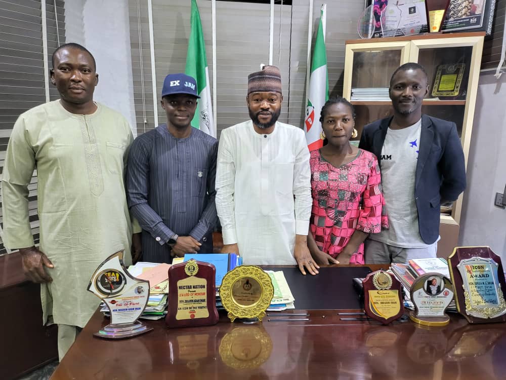 DanTaraba's tweet photo. Courtesy call to the Taraba State Commisioner of Youths, Sports and Development by the members #ExJAM and #ExJAW Assosciation Taraba Chapter. 
The Commissioner is a young promising man who has done soo much good for the youths and state at large. https://t.co/UPCIyHzwZL