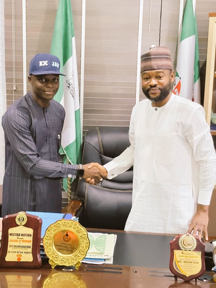 DanTaraba's tweet photo. Courtesy call to the Taraba State Commisioner of Youths, Sports and Development by the members #ExJAM and #ExJAW Assosciation Taraba Chapter. 
The Commissioner is a young promising man who has done soo much good for the youths and state at large. https://t.co/UPCIyHzwZL