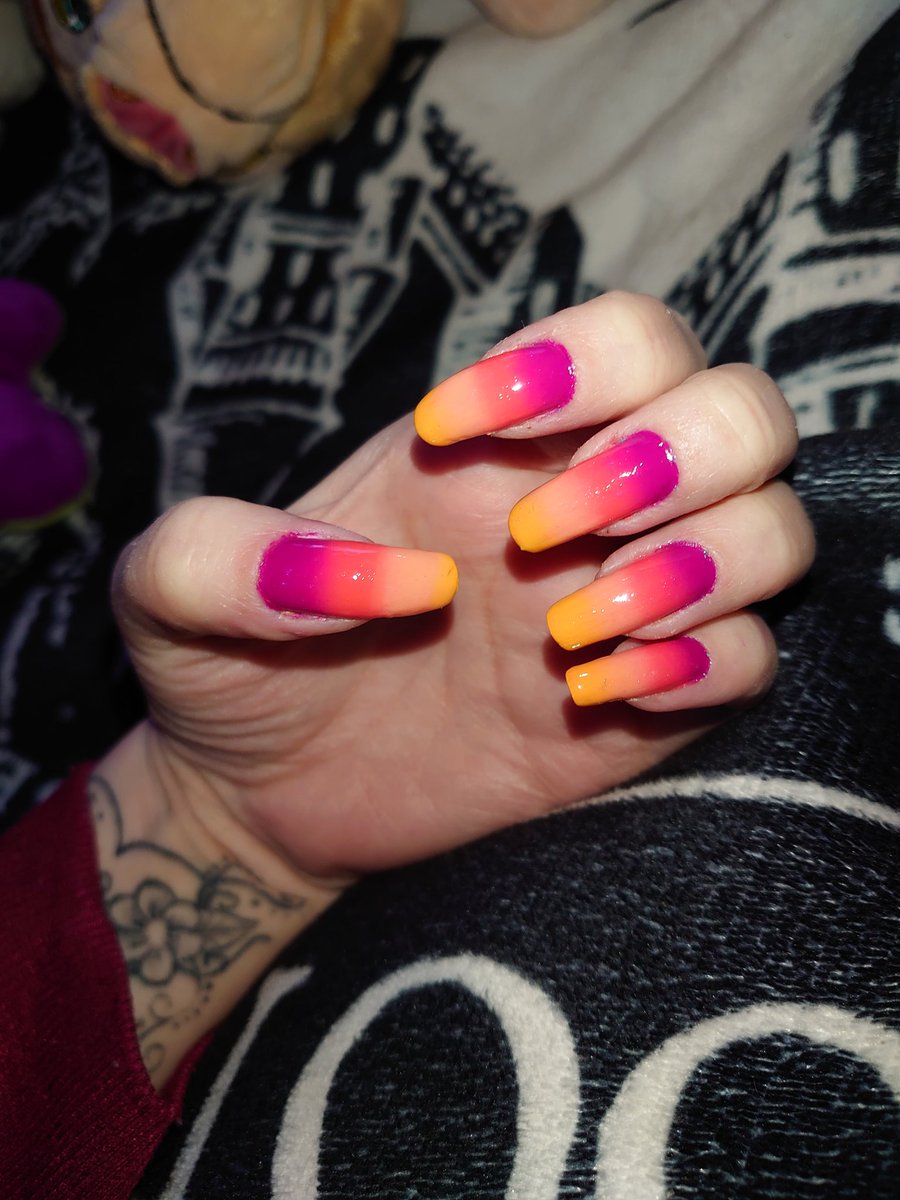 amyischill04's tweet photo. #DechartGames #DechART
This is a bit of a push I'll admit, but I did some sunset nail art and thought it would be good for
Day 16: Horizon
You know, sunsets are in the horizon, it's not too much of a stretch... I hope!😂
@AmeliaRBlaire @BryanDechart I hope you like it! https://t.co/tHCnj3Y4ej