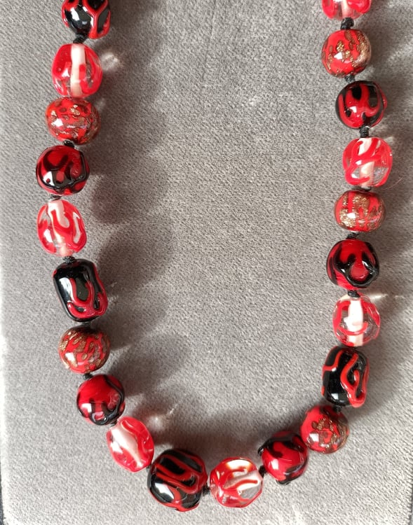 Marisa_venetian's tweet photo. The Venetian #glassbeads I use are exclusively created for me: the result of the work of many years of collaboration with my friends who are artists of #lampworkglass. The work of #beadmakers & #beadstringers is a beautiful example of shared passion.
#marisaconvento #impiraressa https://t.co/JDwNdvdmZZ