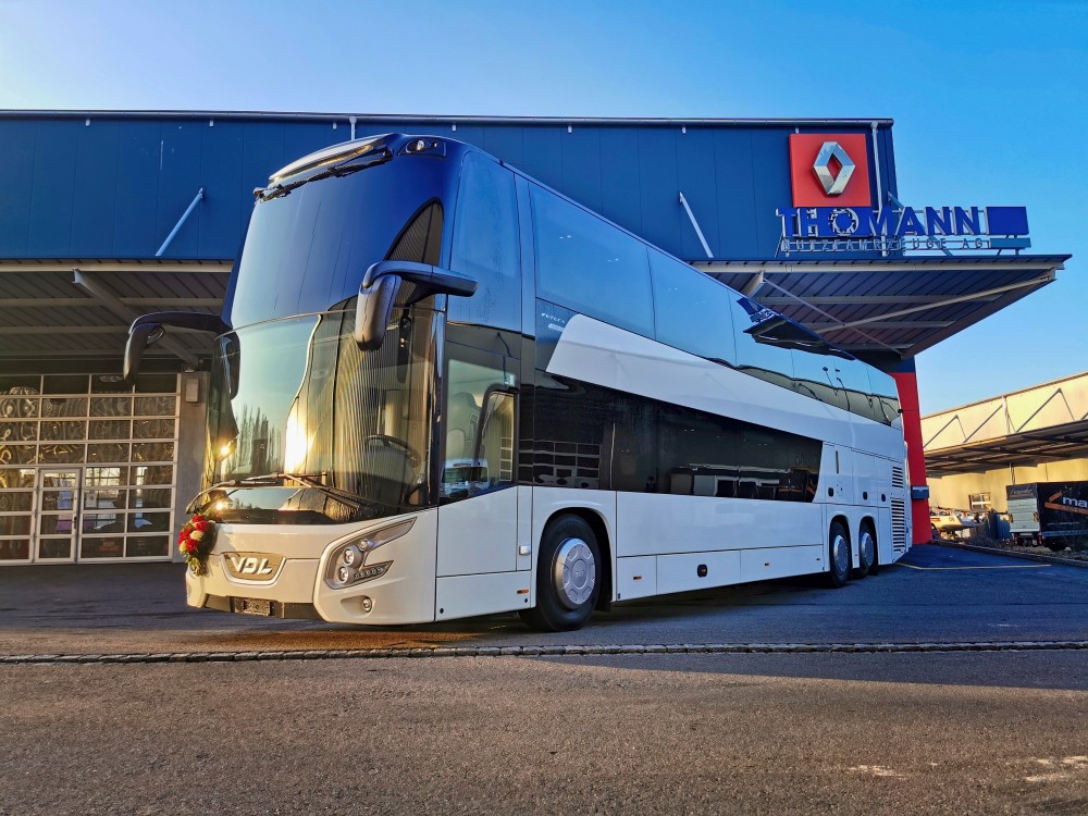 ThomannNFZAG's tweet photo. In der Filiale Arbon durften wir der Joly Voyages in Les Breuleux einen neuen VDL FDD2 abliefern.
Wir gratulieren zu diesem fantastischen Fahrzeug und bedanken uns für den Auftrag! #passionstattstandard #thomannnutzfahrzeugeag #vdlbuscoach #vdl @VDL_BusCoach https://t.co/8lkRTJUI3U
