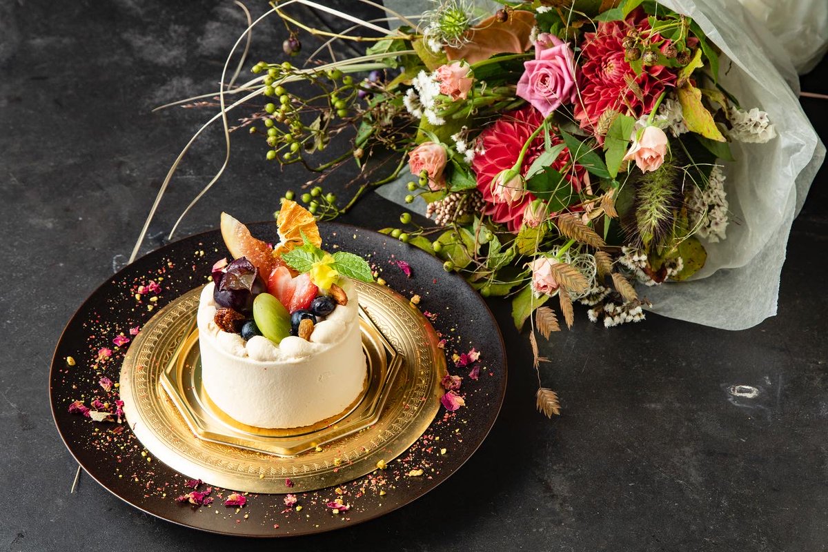 【大切な人と特別な日をお祝いしませんか？💐】

飯能本店、スクランブルスクエア店では、メッセージ付きのアニバーサリープレートや、誕生日ケーキをご用意させていただきます🎂

エジプトのデーツや、カンボジアのヤシの花蜜糖で作るオリジナルケーキ🥂✨

心に残る特別な時間をお過ごしください🌙🧞‍♂️