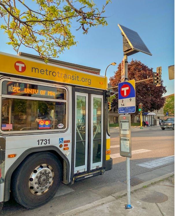Metro Transit is turning to solar energy to power real-time information signs as part of a test to see how screens resembling iPads or e-readers perform in Minnesota's punishing weather conditions. Cellular modems transmit data to the screens. https://t.co/wRBK2d7QSG https://t.co/fpvUgVYUZC