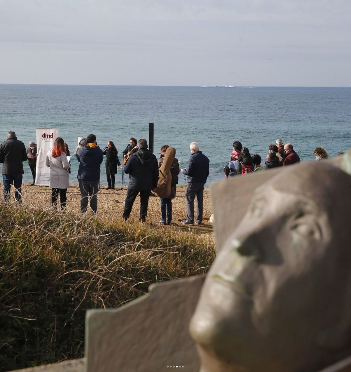 derechoamorir's tweet photo. 🌷 Las y los compañeros de #DMD #Galicia homenajearon la #memoria de #RamonSampedro en la playa de As Furnas, reconociendo su lucha por una #MuerteDigna
📸 Compartimos algunas fotos de Marcos Creo y os invitamos a leer la crónica de @lavozdegalicia 👇
https://t.co/V1lnP1hyQw https://t.co/PGs0jj2yAg