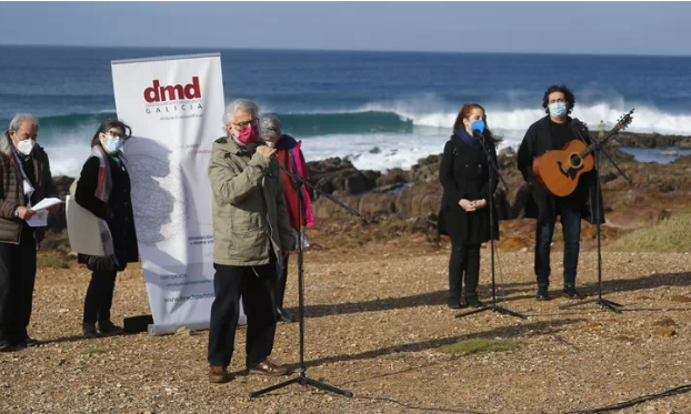 derechoamorir's tweet photo. 🌷 Las y los compañeros de #DMD #Galicia homenajearon la #memoria de #RamonSampedro en la playa de As Furnas, reconociendo su lucha por una #MuerteDigna
📸 Compartimos algunas fotos de Marcos Creo y os invitamos a leer la crónica de @lavozdegalicia 👇
https://t.co/V1lnP1hyQw https://t.co/PGs0jj2yAg
