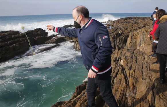 derechoamorir's tweet photo. 🌷 Las y los compañeros de #DMD #Galicia homenajearon la #memoria de #RamonSampedro en la playa de As Furnas, reconociendo su lucha por una #MuerteDigna
📸 Compartimos algunas fotos de Marcos Creo y os invitamos a leer la crónica de @lavozdegalicia 👇
https://t.co/V1lnP1hyQw https://t.co/PGs0jj2yAg