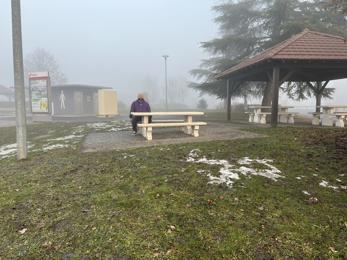 Moi quand mes potes sont aux pistes entrain de skier/faire du snow.