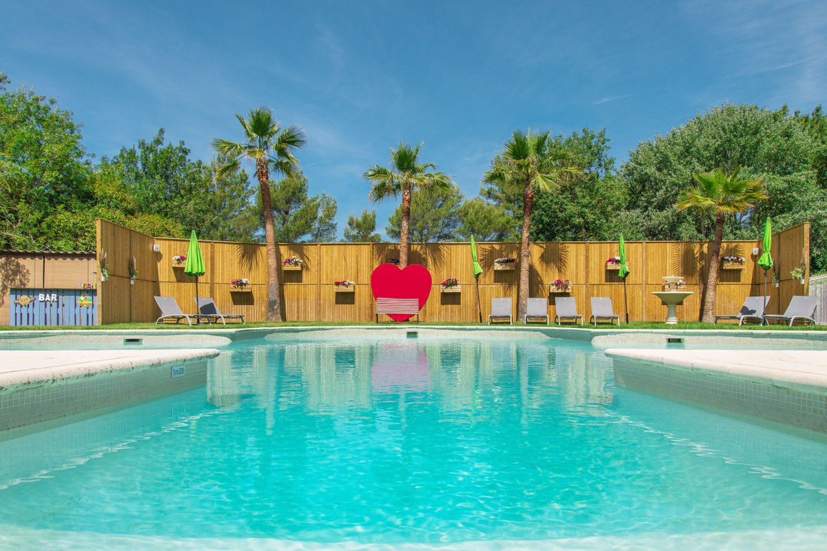 hotelbastides's tweet image. Bientot le printemps et personne ne nous l'enlevera , notre piscine sera chauffée a partir du mois de mai...
Venez decouvrir les charmes de la Provence et notre joli hotel a Saint Paul De Vence
#saintpaul 
#hoteldecharme
#vitedesvacances
#piscinechauffee