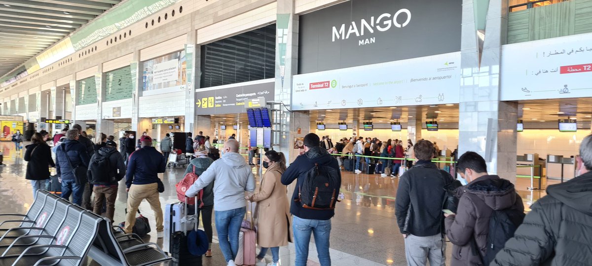 heleenmoorman's tweet photo. #transavia #barcelona wat een ramp  super dikke rij voor inchecken.... online is niet mogelijk en alleen handbagage bij me 😳Niet van deze tijd! https://t.co/W4i94nbYq1