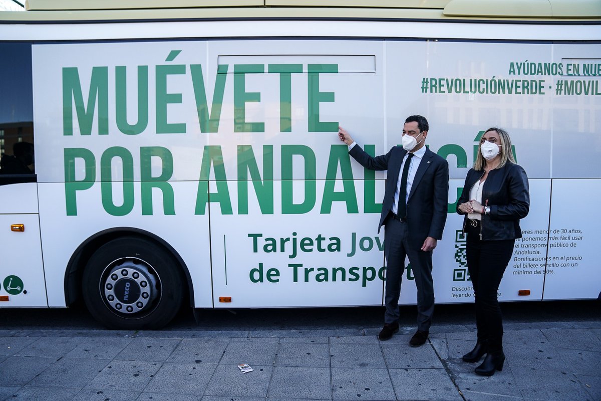 JuanMa_Moreno's tweet photo. Me comprometí y cumplimos: la tarjeta joven de transporte ya es una realidad. Supone un ahorro de, al menos, el 50%.

Y ya está siendo un éxito: recibimos más de 1.000 solicitudes al día.

Creemos en un transporte público sostenible y accesible a todos. #AndalucíaEnMarcha https://t.co/icM60M9P5r