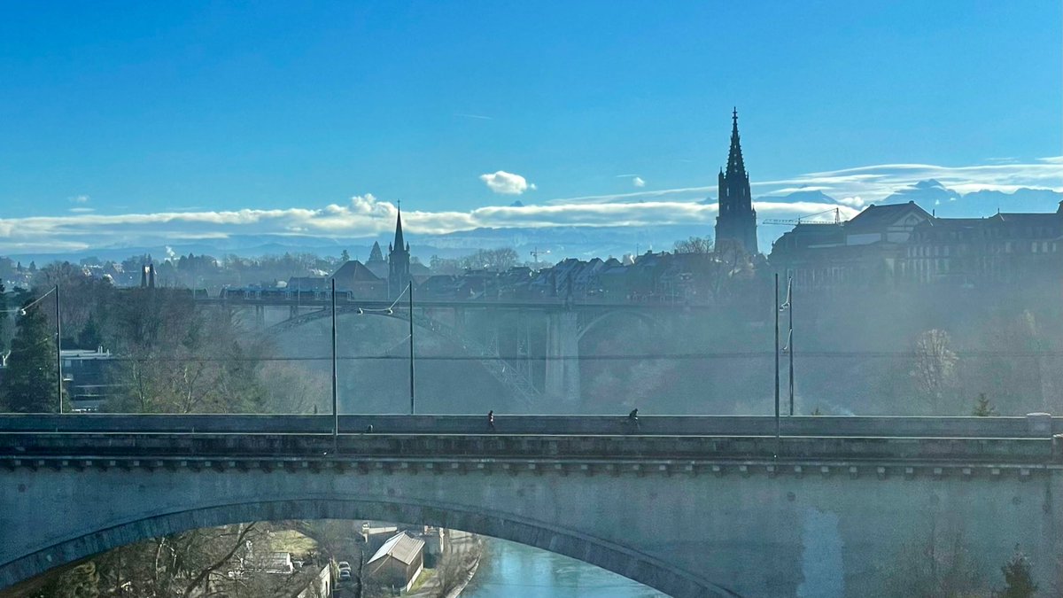 AndreasWiede's tweet photo. From #Berne🇨🇭southwards on board an #SBB #ETR610 #RABe503 high-speed tilting train with destination #Milan 🇮🇹. Before speeding through the #Lötschberg base tunnel we pass along lake #Thunersee and enjoy the views to the #Jungfrau region summits. https://t.co/RHfSdJ4SFO