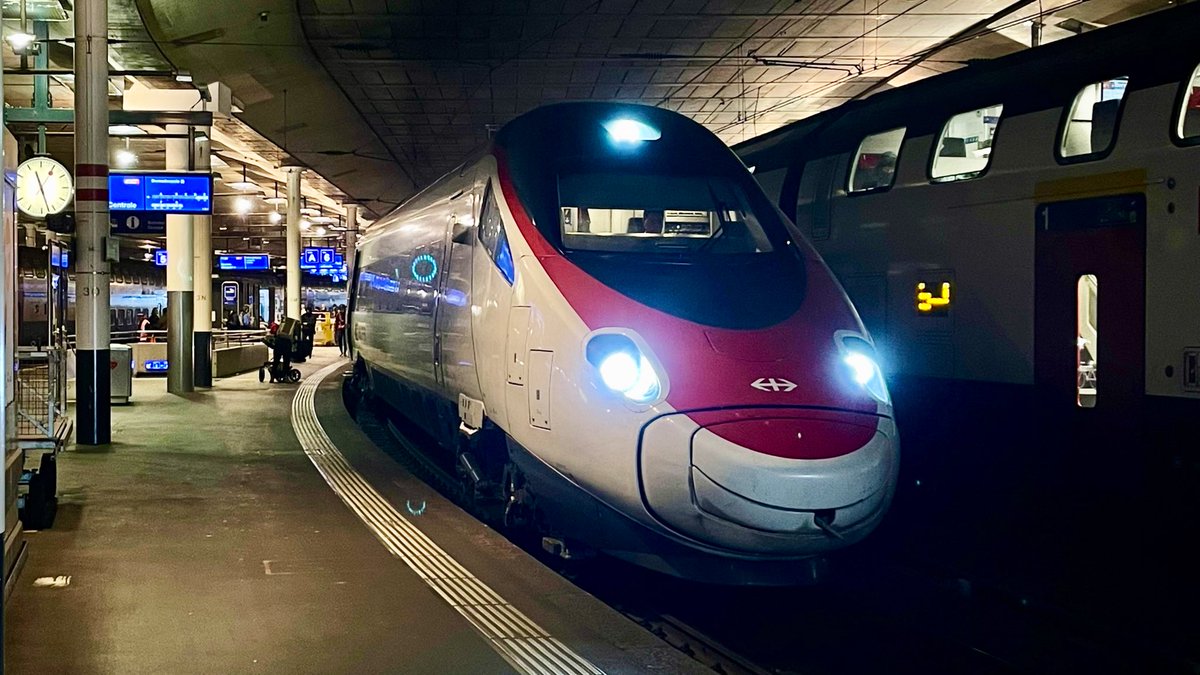 AndreasWiede's tweet photo. From #Berne🇨🇭southwards on board an #SBB #ETR610 #RABe503 high-speed tilting train with destination #Milan 🇮🇹. Before speeding through the #Lötschberg base tunnel we pass along lake #Thunersee and enjoy the views to the #Jungfrau region summits. https://t.co/RHfSdJ4SFO