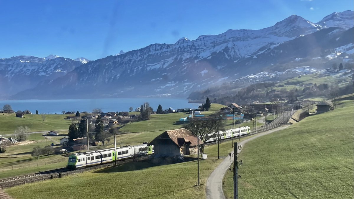 AndreasWiede's tweet photo. From #Berne🇨🇭southwards on board an #SBB #ETR610 #RABe503 high-speed tilting train with destination #Milan 🇮🇹. Before speeding through the #Lötschberg base tunnel we pass along lake #Thunersee and enjoy the views to the #Jungfrau region summits. https://t.co/RHfSdJ4SFO