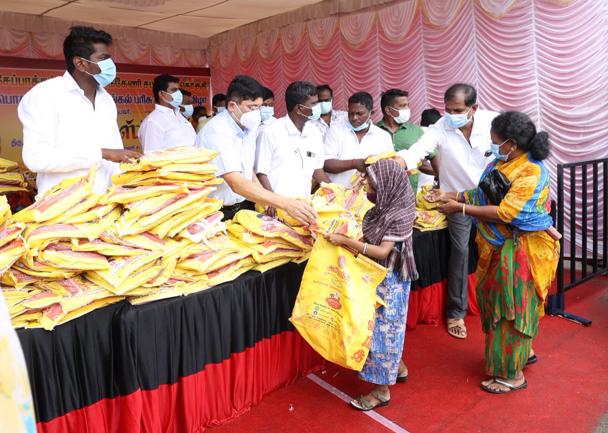 Udhaystalin's tweet image. #covid3rdwave எதிர்கொள்ள தடுப்பூசி செலுத்திக்கொள்ள வேண்டியதன் அவசியத்தை வலியுறுத்தி, #ChepaukTriplicane 
தொகுதி சிந்தாதிரிப்பேட்டை சிங்கன தெரு-அய்யா தெரு-புதுப்பேட்டை கொய்யாதோப்பு  பகுதி மக்களுக்கு தமிழர் திருநாள் பரிசாக இன்று புத்தாடை வழங்கப்பட்டது. @Dayanidhi_Maran @nchitrarasu