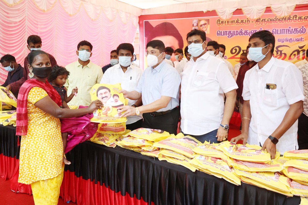 Udhaystalin's tweet image. #covid3rdwave எதிர்கொள்ள தடுப்பூசி செலுத்திக்கொள்ள வேண்டியதன் அவசியத்தை வலியுறுத்தி, #ChepaukTriplicane 
தொகுதி சிந்தாதிரிப்பேட்டை சிங்கன தெரு-அய்யா தெரு-புதுப்பேட்டை கொய்யாதோப்பு  பகுதி மக்களுக்கு தமிழர் திருநாள் பரிசாக இன்று புத்தாடை வழங்கப்பட்டது. @Dayanidhi_Maran @nchitrarasu