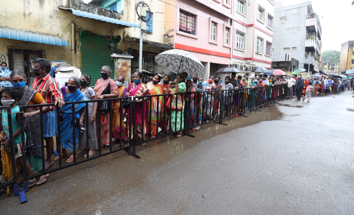 Udhaystalin's tweet image. #covid3rdwave எதிர்கொள்ள தடுப்பூசி செலுத்திக்கொள்ள வேண்டியதன் அவசியத்தை வலியுறுத்தி, #ChepaukTriplicane 
தொகுதி சிந்தாதிரிப்பேட்டை சிங்கன தெரு-அய்யா தெரு-புதுப்பேட்டை கொய்யாதோப்பு  பகுதி மக்களுக்கு தமிழர் திருநாள் பரிசாக இன்று புத்தாடை வழங்கப்பட்டது. @Dayanidhi_Maran @nchitrarasu