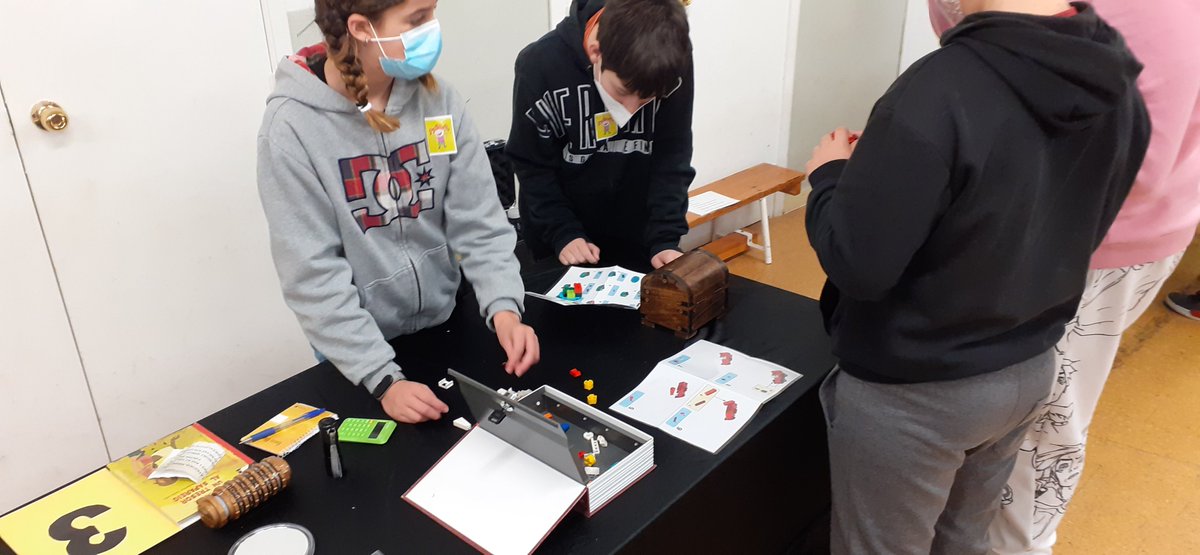 estelguinardo's tweet photo. Aquest matí hem realitzat un escape room amb l'equip de @programakomtu https://t.co/sTMKgrzzSA