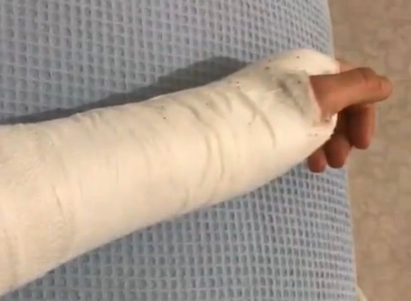 Sinem01341's tweet photo. Kendi öz oğluna şiddet uygulayacak kadar adam tutup dövdürtecek kadar insanlığını yitirmiş bu insan dışı varlık #SedatBalTutuklansın Şuan kendisi güvende ama bi yardım eli uzatılmasını bekliyor. Sesimizi duyuralım bu caniyi bir an evvel yakalatalım!!! @EmniyetGM @RTErdogan https://t.co/Ir1ucYfyXZ