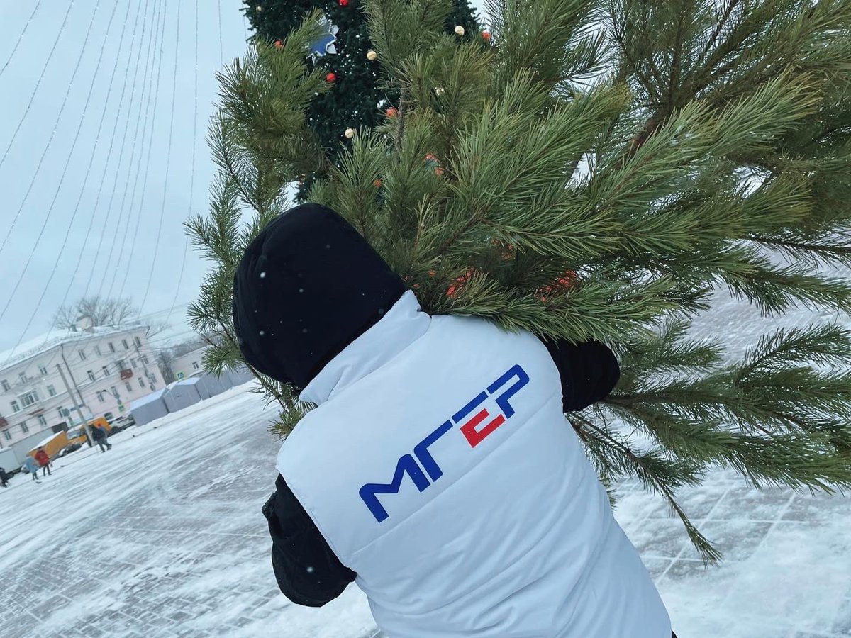 mger_mo's tweet photo. Ёлку на переработку! 🌲

Молодогвардейцы региона помогают одиноким и пожилым людям доставить деревья в места сбора, а также убирают брошенные у мусорных контейнеров деревья. 
 
В этом году работает более 200 пунктов, из адреса на сайте https://t.co/kfX9VKtk3q…

#МГЕР #МГЕРМО https://t.co/hmLrOqVz4s