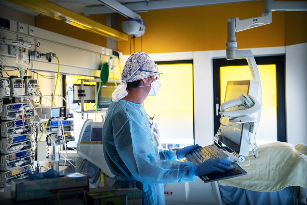 Elke ziekenhuispatiënt telt na positieve test ook als coronapatiënt | Liveblog rtlnieuws.nl/nieuws/nederla…