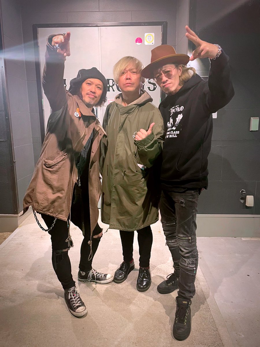 NAOYatAnytime's tweet photo. 高校の時からの兄貴達が三重にライブで帰ってきてくれた。これは面白い事するしかない。お楽しみに!!
#dontturnaway #DONUTMAN #WATERRAT #REDMiLK #松阪サーベル生まれ #マクサ育ち https://t.co/0QKwZ5gPbe