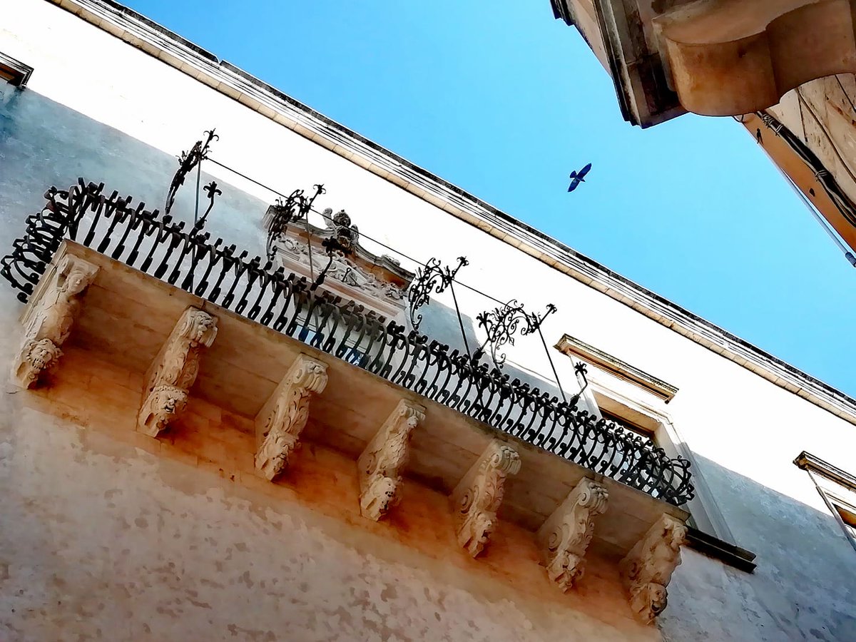 visitmartina's tweet photo. Un cielo azzurro di gennaio e i bellissimi balconi barocchi del Palazzo Ducale  per iniziare una nuova settimana.
Buon lunedì visitando Martina Franca 💙
📸Foto di Anna Lorusso 
#puglia #martinafranca #valleditria #coopserapia #visitmartina #puglia365 #igerspuglia #weareinpuglia https://t.co/ONqx4DxYRA