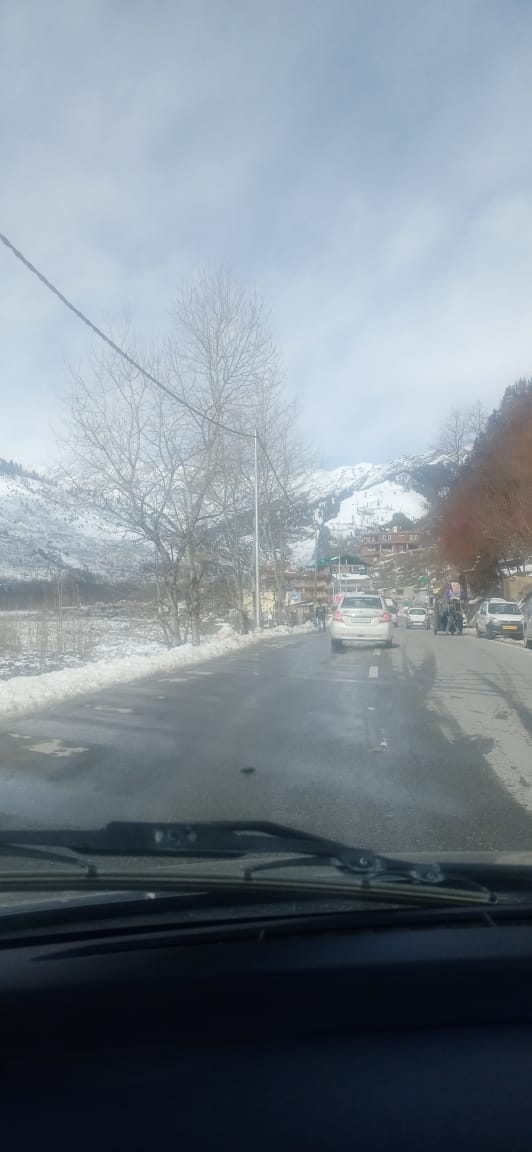 molisha_saroch's tweet photo. Hello Manali!!
#snow #manali #himachal_paradesh #Himalayas #HimachalPradesh #snowday #mountains https://t.co/ldrCDyzIXh