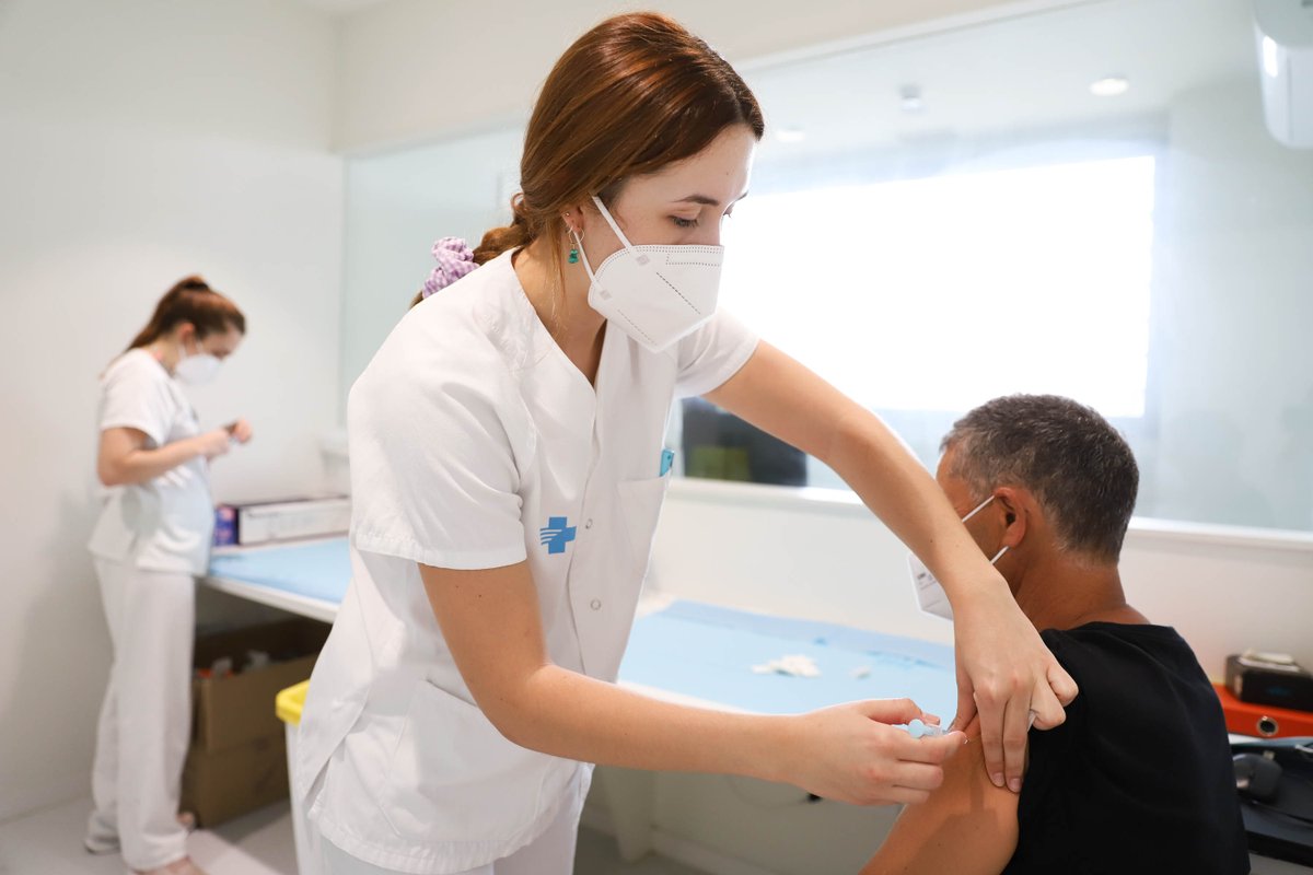 UPFBarcelona's tweet image. #RecercaUPF
Un estudi conclou que per cada euro invertit en vacunes contra la #Covid19 se n'estalvien 3,4.  

Recerca de la Metropolitana Nord de l'@icscat i que ha comptat amb la col·laboració del #CRESUPF.
👉 bit.ly/3nxIJzS