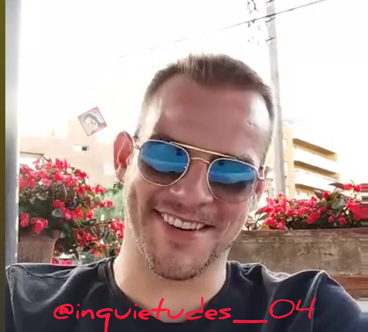 Aquí os dejamos una captura de uno de los momentos del directo que hizo Álex con su grandísimo amigo Papa Joe en : "Un ratito con Joe".Directos que hacía Papa Joe en los momentos que estábamos con los confinamientos de la pandemia. En mayo del 2020.En este caso le tocó a Álex.
💫