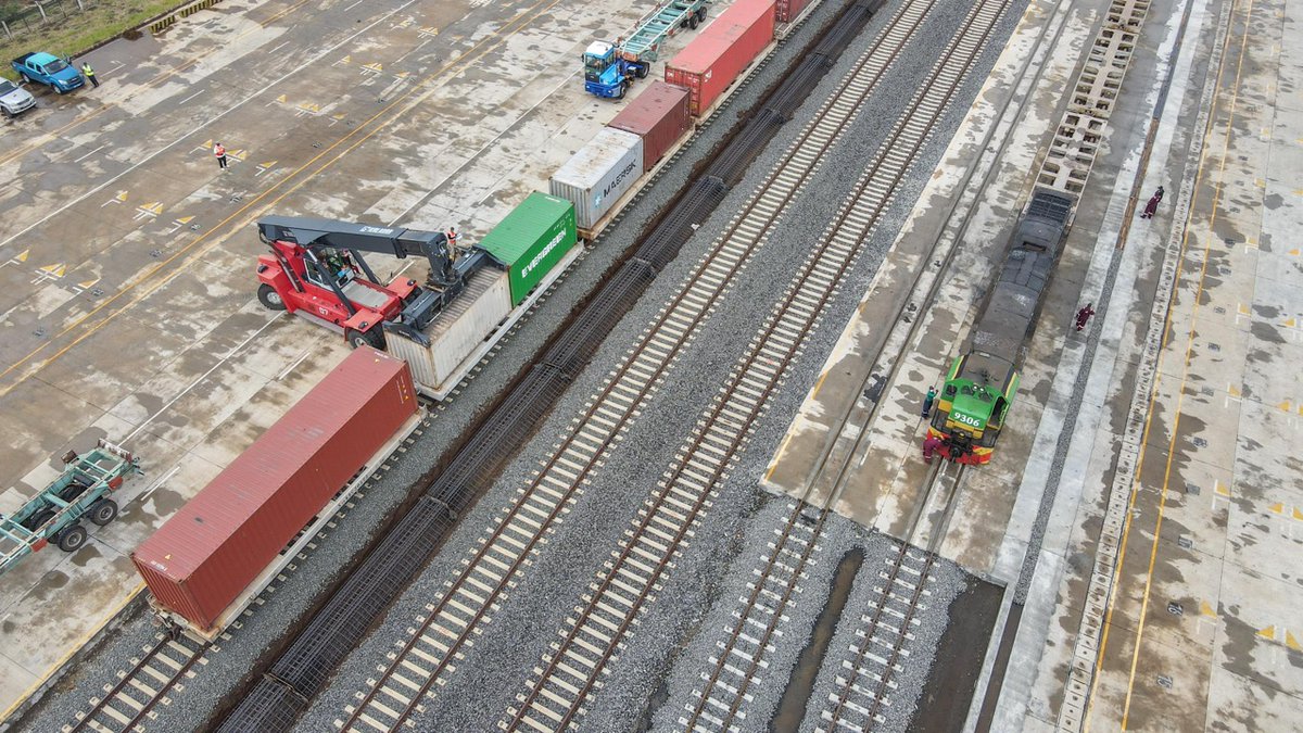 visit_kisumu's tweet photo. Trans-shipment of container cargo from the Standard Gauge Railway to the Meter Gauge Railway at Naivasha ICD for onward transportation to Kisumu and later to Malaba and finally to Kampala. via @KenyaRailways_  #BigPush #VisitKisumu https://t.co/xZtvKgodkm
