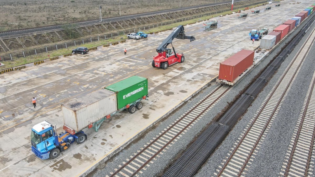 visit_kisumu's tweet photo. Trans-shipment of container cargo from the Standard Gauge Railway to the Meter Gauge Railway at Naivasha ICD for onward transportation to Kisumu and later to Malaba and finally to Kampala. via @KenyaRailways_  #BigPush #VisitKisumu https://t.co/xZtvKgodkm