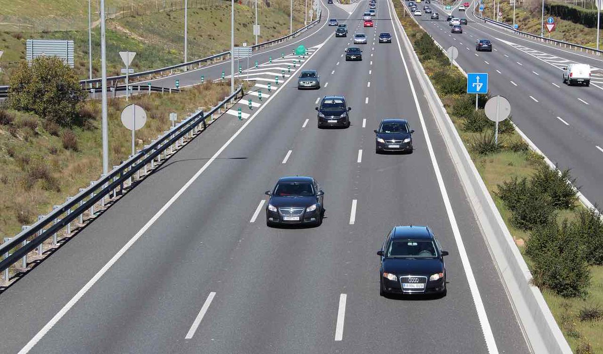 Practicavial's tweet image. ¿Sabías que la @DGTes te puede multar por circular por el carril izquierdo? 😱

✅  El carril derecho es el que se debe usar
✅  Los demás están reservados a adelantamientos
✅  Cuánto es la #multa 👉  bit.ly/3jkjr6I

¡El carril derecho no es para lentos!