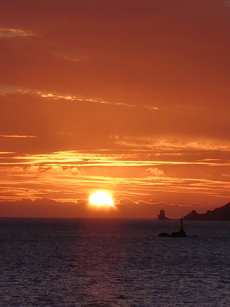 @CloudsJersey @Jersey_Met @CloudAppSoc @VisitJerseyCI @SophiaWeather @StBreladeJsy And last night's sunset.