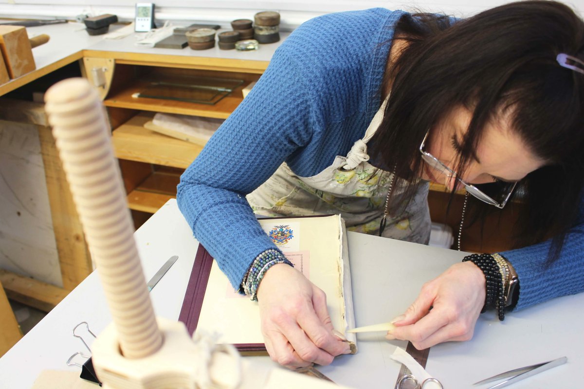 westdeancollege's tweet photo. On Friday, Graduate Diploma Conservation Studies students specialising in Books and Library Materials learnt two types of board reattachment techniques; board slitting with a lifting knife and board slotting with a board slotting machine.
#EmergingConservator #BookConservation https://t.co/VWLOcLCRKn