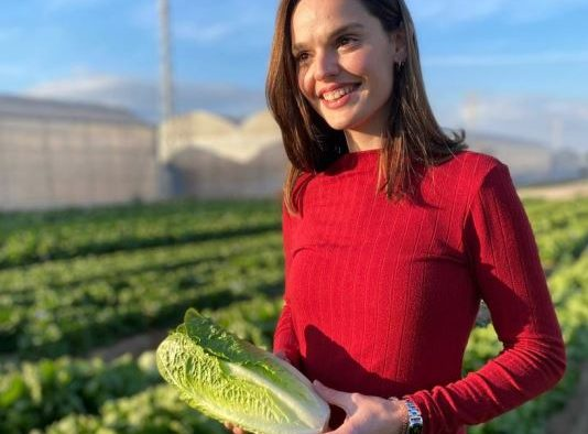BASF_AgroES's tweet photo. 👩‍🌾 Lorena Sánchez, parte del equipo #BASF, anima a que los jóvenes como ella se acerquen al sector #agrícola, que apoya su talento y entusiasmo y les permite crecer en nuevos entornos y desarrollarse profesionalmente. 

✅ Vía: @RevistaMercados 

👉 https://t.co/I7dM9BNCEc https://t.co/vCLUi4aWTJ