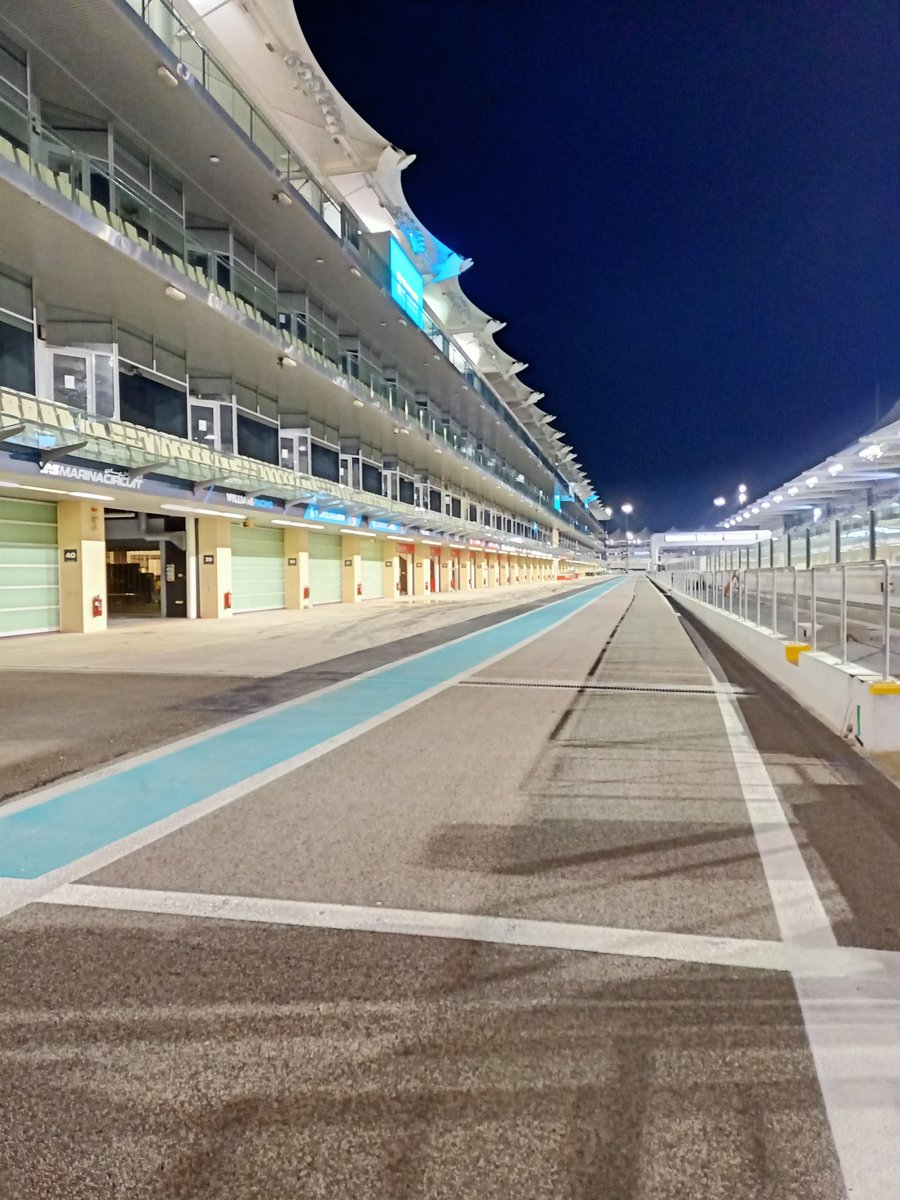 Pretparkhopper's tweet photo. Trackwalk #yasmarinacircuit Abu Dhabi #themetour https://t.co/j0Zl1bxQI8