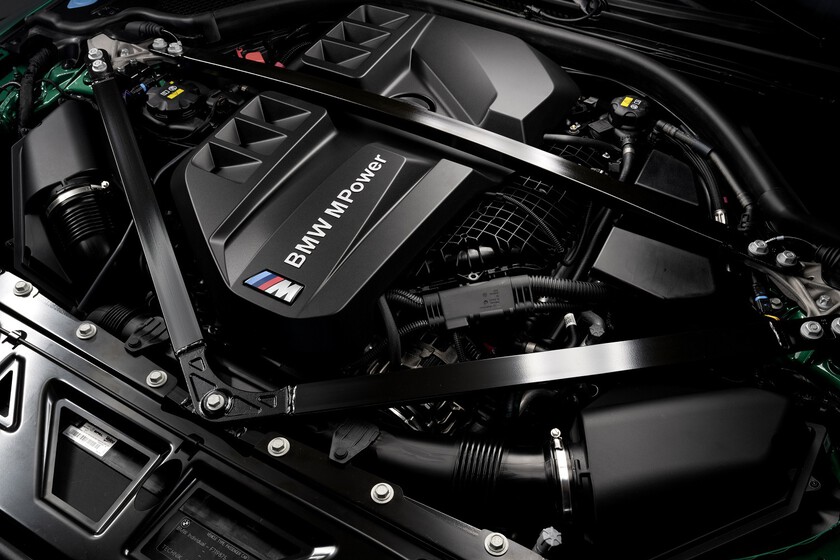 xataka's tweet photo. BMW no quiere solo coches eléctricos todavía: seguirá desarrollando motores diésel y gasolina, incluso de seis y ochos cilindros https://t.co/0uFJ1py4DE https://t.co/ZVDr3lt8ui