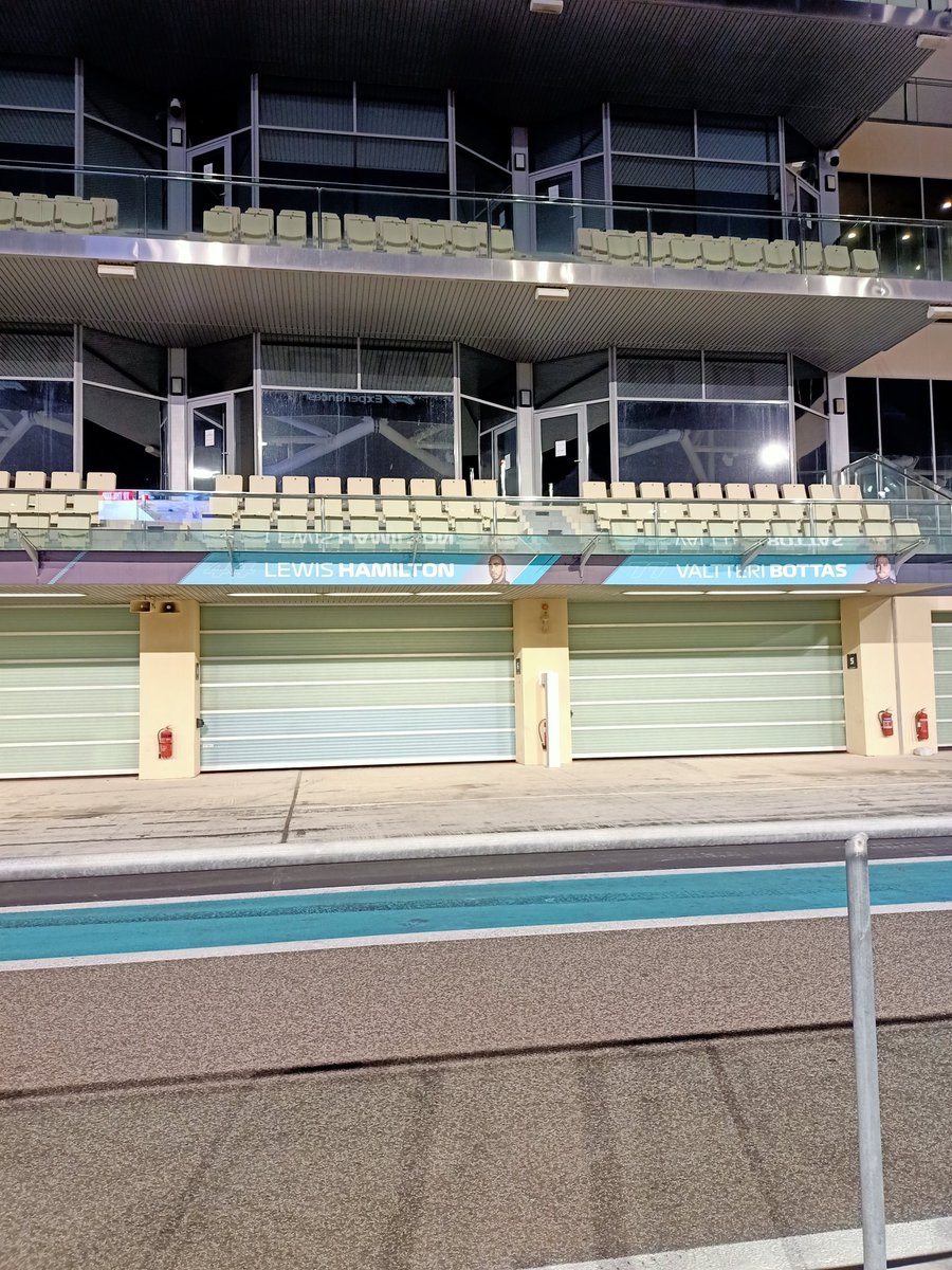 Pretparkhopper's tweet photo. #YasMarina Abu Dhabi trackwalk. Pittboxen Mercedes en Redbull. #themetour https://t.co/2QwsjdzBJl