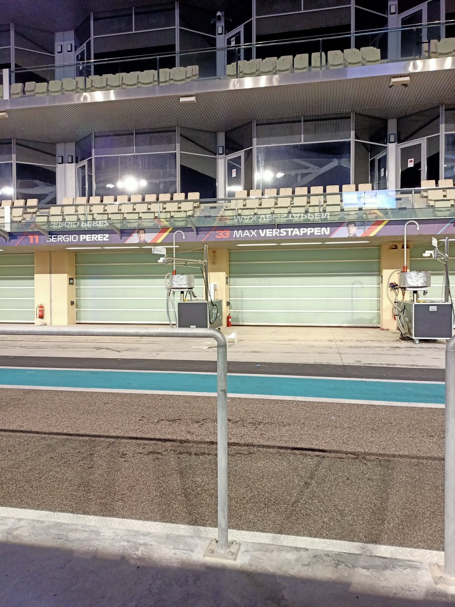 Pretparkhopper's tweet photo. #YasMarina Abu Dhabi trackwalk. Pittboxen Mercedes en Redbull. #themetour https://t.co/2QwsjdzBJl