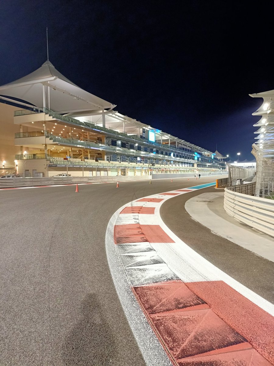 Pretparkhopper's tweet photo. #YasMarina Abu Dhabi trackwalk. Pittboxen Mercedes en Redbull. #themetour https://t.co/2QwsjdzBJl