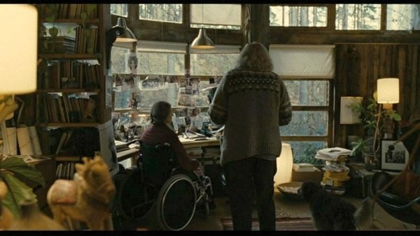 ozguripek86's tweet photo. En sevdiğim sinema mekânlarından biri sanırım Children of Men filminde yer alan Jasper'in evi. Filmi ne zaman düşünsem tüm o aksiyonun ve iyi sinematografinin dışında bu ev ile onun dışarıdan kaçış düzlemini kuran notalar ve metinler geliyor geliyor aklima. https://t.co/BkqYAaEHvV
