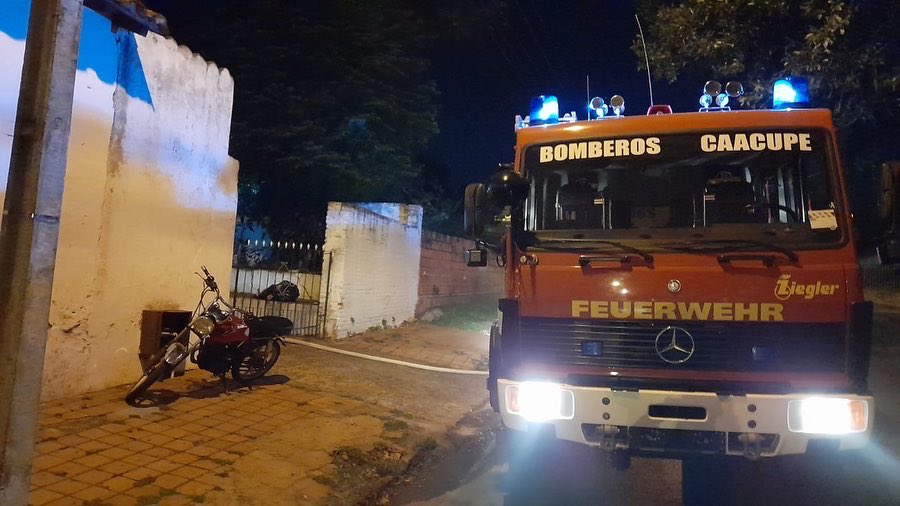 BomberosCaacupe's tweet photo. INCENDIO DE VIVIENDA [Domingo]
Siendo las 22:25 horas. Móvil MK10 se dirige al Barrio Tupasy Ykua para verificación de un incendio de vivienda. Calle Asunción. Se procedió al control, extinción y enfriamiento por Voluntarios de nuestra Institución.
Emergencias:
☎️0511243210 https://t.co/AlwbCv603F