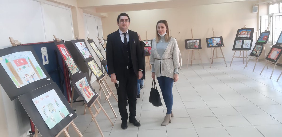 EmineKonukoglu's tweet photo. 15 Temmuz "Demokrasi ve Milli Birlik Günü" Etkinliği kapsaminda okulumuzdaki öğrencilerin resimleri sergilendi. @yagcimehmet27 @yasintepe @SehitkamilMEM @YusufALCIK @fatih_turkhan @ismailOZEL_ @attila_ozen https://t.co/86GiG8lAAv