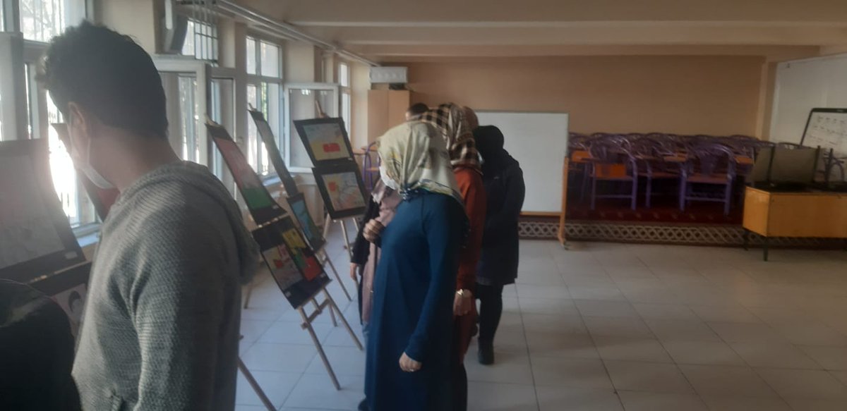 EmineKonukoglu's tweet photo. 15 Temmuz "Demokrasi ve Milli Birlik Günü" Etkinliği kapsaminda okulumuzdaki öğrencilerin resimleri sergilendi. @yagcimehmet27 @yasintepe @SehitkamilMEM @YusufALCIK @fatih_turkhan @ismailOZEL_ @attila_ozen https://t.co/86GiG8lAAv