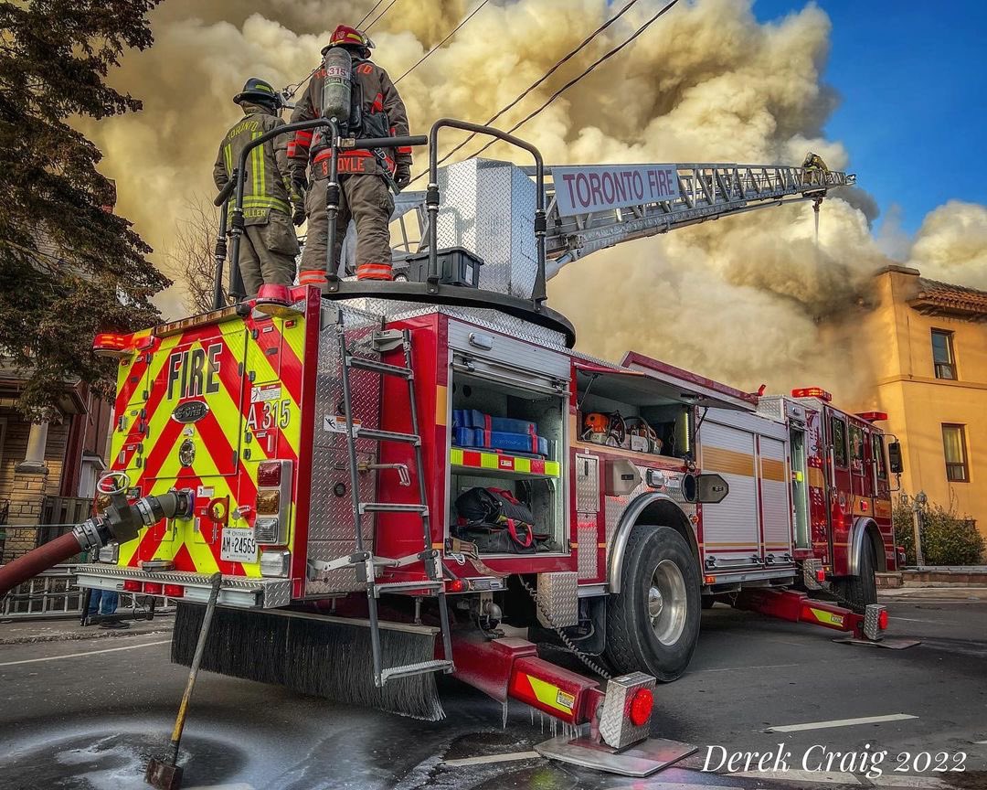 FireFFanatics's tweet photo. Credit to [ photosbydjcraiggers / IG ] : Toronto Fire on scene of a 4 alarm fire on Shaw Street this morning where 11 people were rescued. Firefighters battling temperatures near -30°C with the windchill. https://t.co/Q0r51cfkMF
