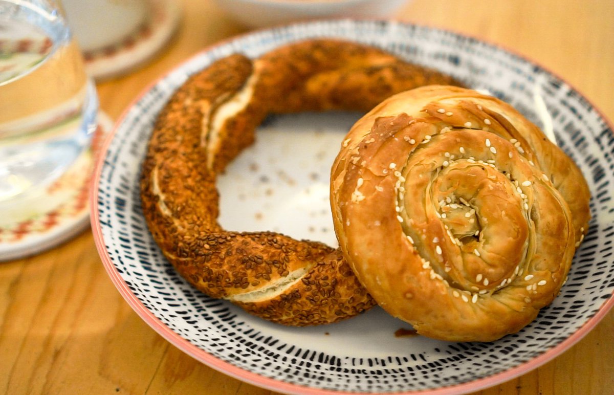 朝食でたまに食べるのがトルコ版ベーグルとも言われているリング状のシミット😊✨独特の歯応えがあってとても美味しいです☺️