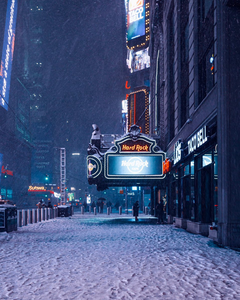 mattritchie_nz's tweet image. The draw of Times Square in the middle of a snow storm ❄️ #timessquare #nycsnow