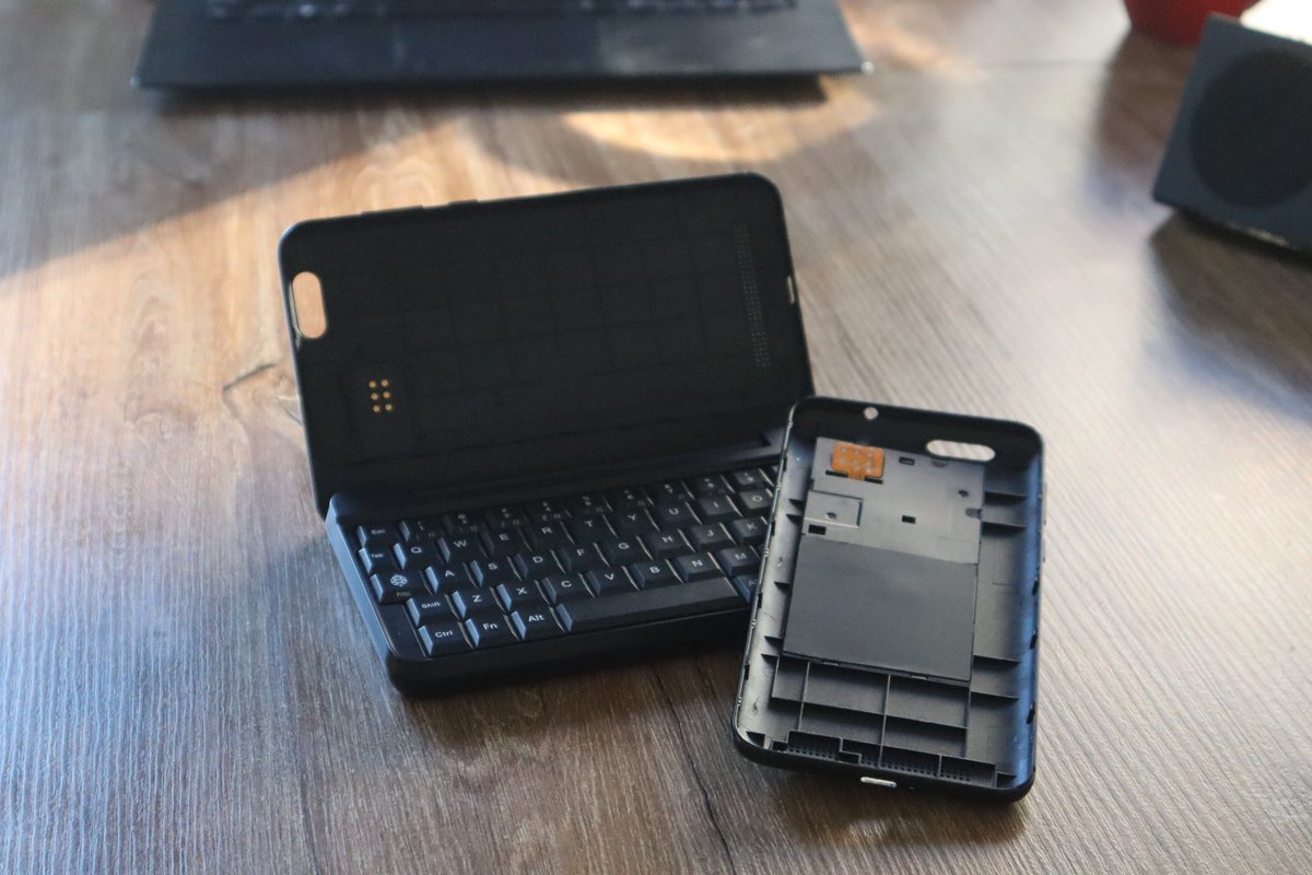 foss2go's tweet photo. #PinePhone keyboard and Wireless Charging add-on case.
It just came to us :) We're testing in a moment.
Anyone already tried? https://t.co/KbVhJc5QHF